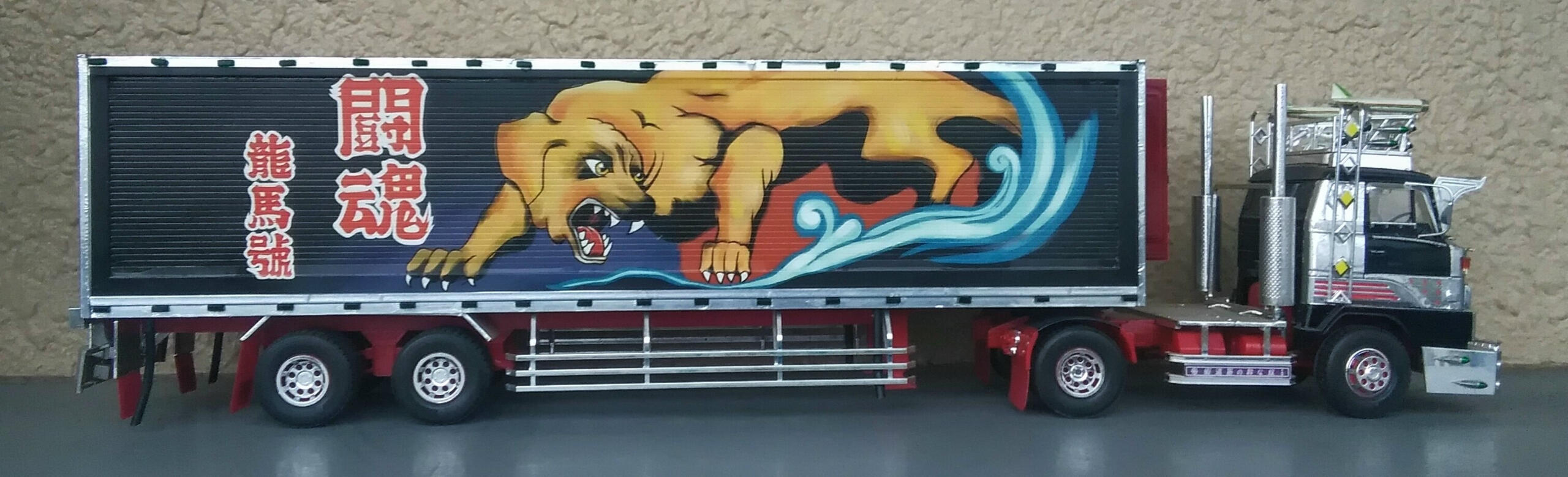 Various Tosa Inu on Trucks assumedly for Tournament exposure.